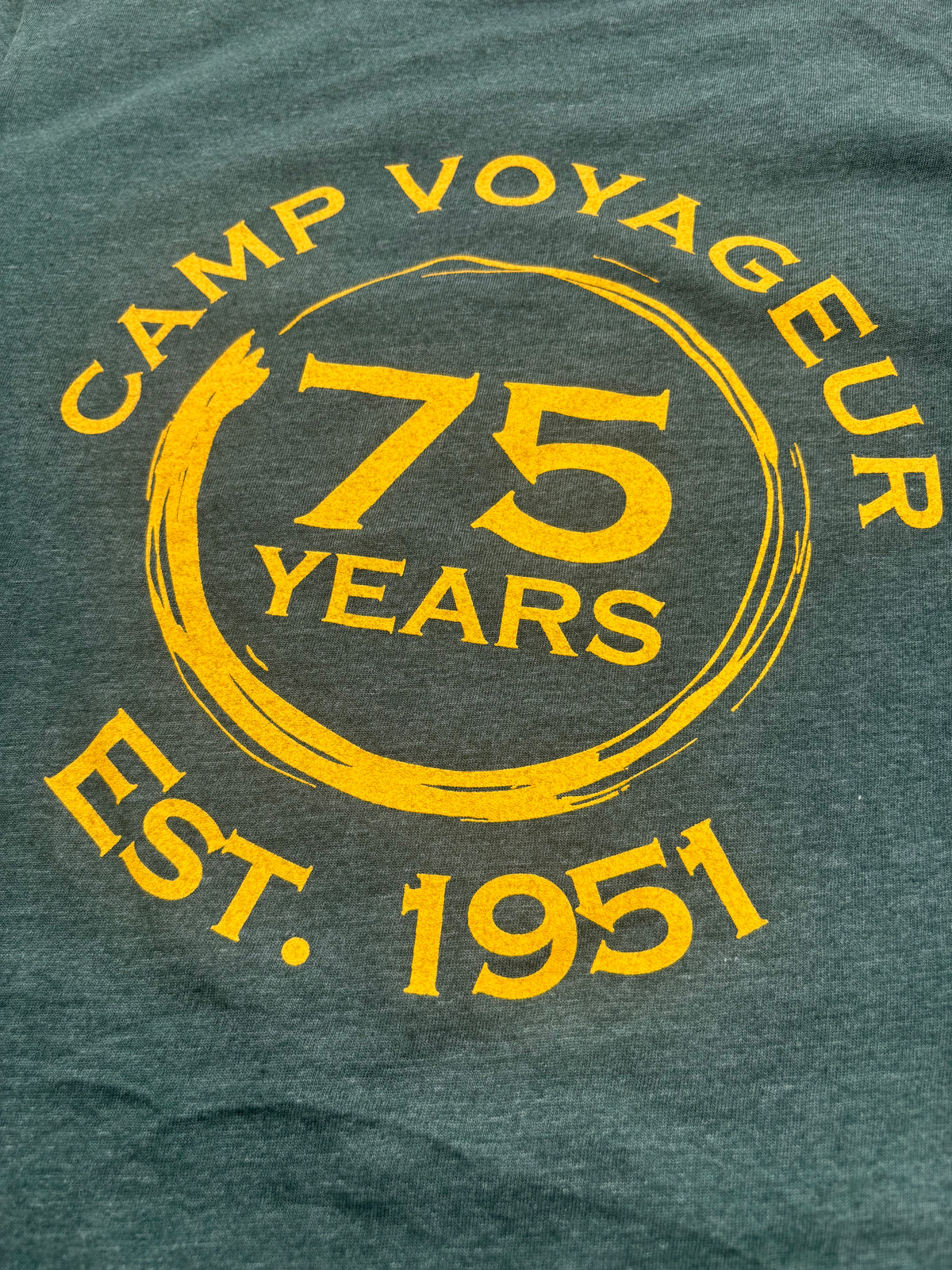 T-shirt Cabin logo- Heather Forest Green Cabin logo 75th (CV26)